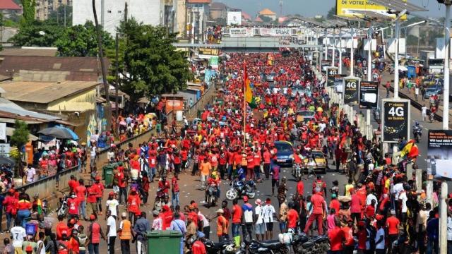 Un important collectif qui s'opposait depuis plusieurs mois à la junte au pouvoir en Guinée et qui avait été le fer de lance de la contestation contre l'ancien président Condé (2010-2021), a été dissous par arrêté gouvernemental alors qu'il préparait une nouvelle manifestation.