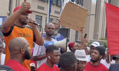 Des centaines de partisans de la coalition d'opposition guinéenne ont organisé dimanche une manifestation devant les bâtiments de l'UE à Bruxelles pour protester contre sa dissolution par la junte au pouvoir à Conakry.