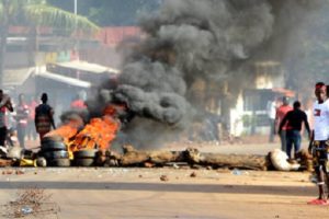 Une personne a été tuée dans la capitale guinéenne lors de manifestations contre la hausse des prix du carburant lors des premières manifestations depuis la prise de contrôle par la junte en septembre, selon des chefs de l'opposition et des témoins.