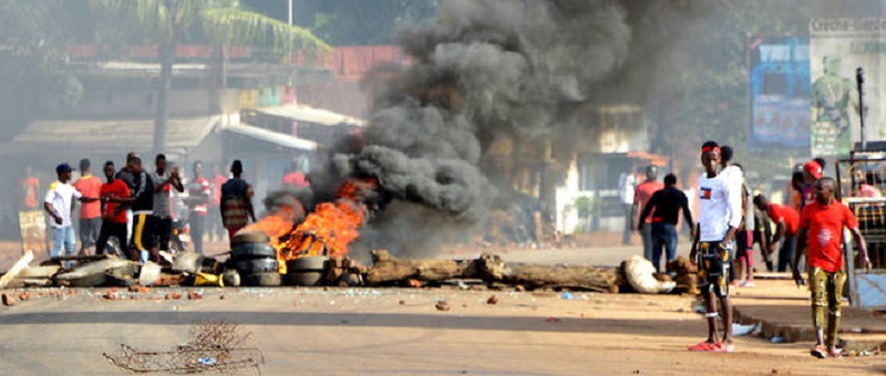 Une personne a été tuée dans la capitale guinéenne lors de manifestations contre la hausse des prix du carburant lors des premières manifestations depuis la prise de contrôle par la junte en septembre, selon des chefs de l'opposition et des témoins.