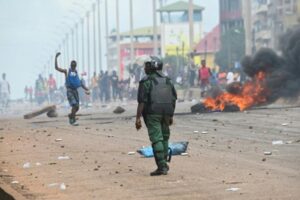 Deux dirigeants d'un collectif qui organisait des manifestations ayant fait cinq morts, selon le ministre de la justice, ont été inculpés et emprisonnés après avoir comparu lundi devant un juge d'instruction devant un tribunal de la banlieue de Conakry.