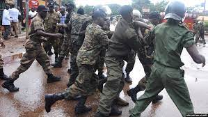 Treize ans jour pour jour après le massacre de 2009 dans un stade de la capitale guinéenne, Conakry, le procès d'une douzaine de suspects débutera plus tard cette semaine. Parmi les accusés figure l'ancien putschiste militaire du pays, Moussa Dadis Camara, qui est rentré dimanche en Guinée pour assister aux débats.