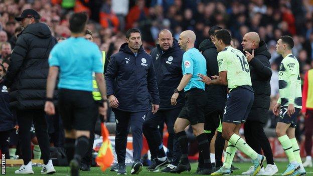 Les managers ont la responsabilité de se comporter sur la ligne de touche - Frank Lampard