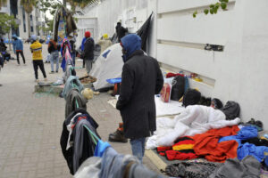 Des centaines de migrants ouest-africains fuient la Tunisie après la répression controversée du président Saied