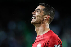 Cristiano Ronaldo semble heureux en Arabie Saoudite. Mais la rumeur le voit revenir en Europe. Selon 'Abendzeitung', Markus Schon, un entrepreneur allemand bien connu, a déclaré au Bayern qu'il paierait les frais de l'international portugais s'il signait avec le club allemand.