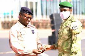 Les Etats-Unis ont annoncé lundi des sanctions économiques visant trois militaires maliens, dont l'actuel ministre de la Défense, pour avoir "facilité le déploiement et l'expansion" des activités au Mali du groupe paramilitaire russe Wagner. Ces sanctions visent trois officiers de l'armée malienne