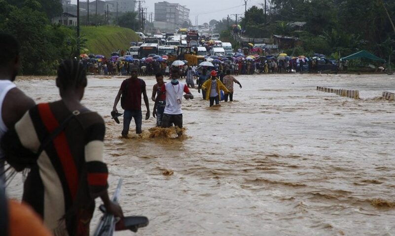 De fortes pluies en Côte d'Ivoire ont causé la mort d'une trentaine de personnes depuis début avril, indiquant une saison des pluies particulièrement intense, a déclaré mercredi le porte-parole du gouvernement ivoirien Amadou Coulibaly.
