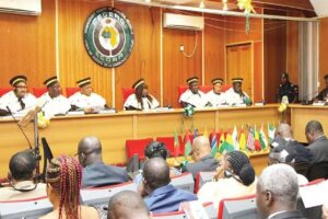 Mais également, la Cour a condamné l’Etat guinéen au paiement d’une somme de 10 mille dollars à chacun des prévenus à titre de violation de leur droit élémentaire. Nous apprenons que leurs avocats animeront une conférence de presse cet après-midi dans un complexe hôtelier de la place. Nous y reviendrons.