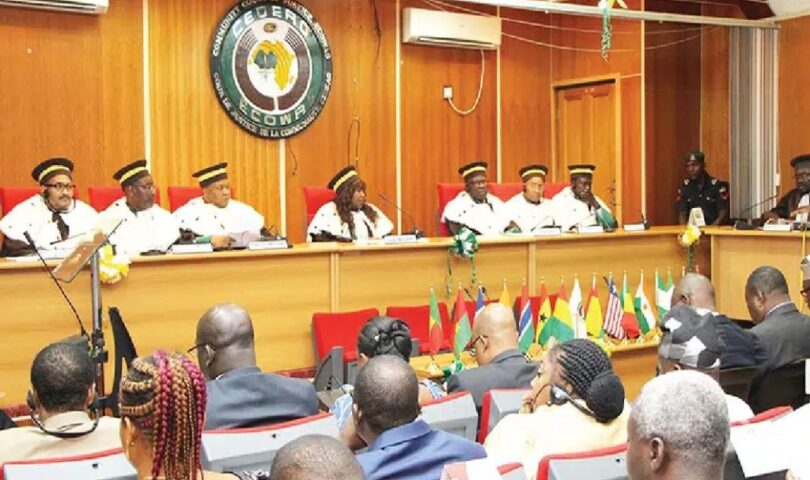 Mais également, la Cour a condamné l’Etat guinéen au paiement d’une somme de 10 mille dollars à chacun des prévenus à titre de violation de leur droit élémentaire. Nous apprenons que leurs avocats animeront une conférence de presse cet après-midi dans un complexe hôtelier de la place. Nous y reviendrons.