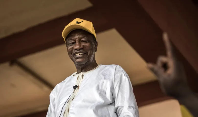 La junte au pouvoir en Guinée a ordonné que de nouvelles accusations soient portées contre l'ancien président Alpha Condé, qu'elle a renversé lors d'un coup d'État en 2021, pour des faits présumés de "trahison", indique mardi une lettre du ministre de la Justice au procureur de la République de Conakry.