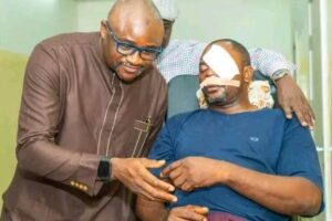 Depuis son lit d’hospitalisation à Tunis, le journaliste Daouda Bah brise le silence : “j’ai mal…mais grâce à vos prières, ma douleur s’apaise.Continuez à prier pour moi. »