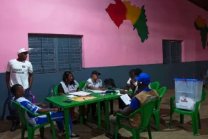 Le dépouillement des votes est en cours en Guinée alors que le chef de la junte brigue la présidence