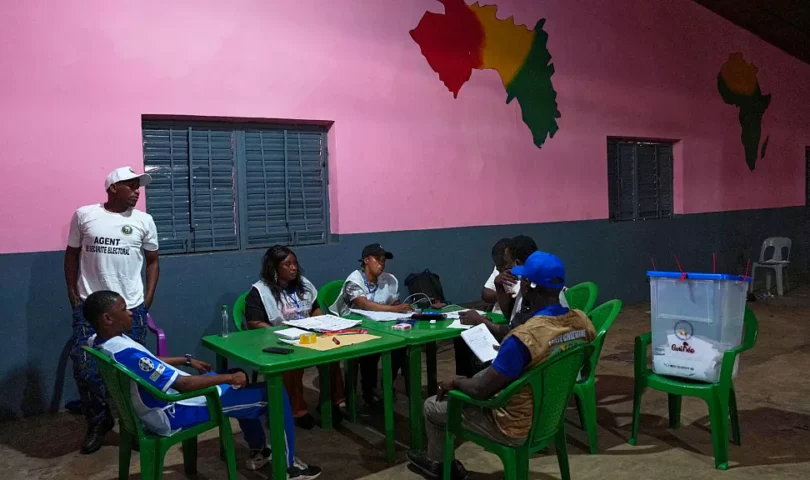 Le dépouillement des votes est en cours en Guinée alors que le chef de la junte brigue la présidence