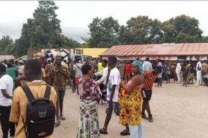 Dubreka / Koubia : la route barricadée par des jeunes réclamant le retour de l’électricité