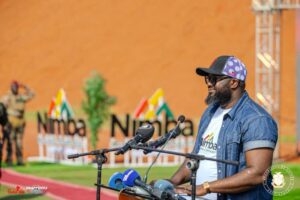 Il est des moments où les nations basculent dans une nouvelle ère, portée par la volonté ferme de leurs dirigeants et la compétence de ceux qui traduisent cette volonté en actions concrètes. La Guinée vit aujourd’hui l’un de ces moments historiques. Grâce à la détermination du Président Général Mamadi Doumbouya, la promesse d’une souveraineté minière, longtemps perçue comme un rêve lointain, s’est transformée en une réalité éclatante. Et à l’avant-garde de cette transformation, une figure incarne la rigueur, la fidélité et l’efficacité : le Ministre Djiba Diakité.De la vision présidentielle à la matérialisation d’un rêve national Sous la direction du Chef de l’État, la Guinée a su rompre avec des décennies de dépendance et d’inertie. Le projet Simandou, symbole de l’ambition nationale, avance à une vitesse historique. Ce qui n’était autrefois qu’une promesse est devenu un modèle africain d’intégrité et de performance. Rails posés, trains opérationnels, navires prêts à l’export : le rêve est devenu palpable. Le Président Doumbouya a fixé le cap — celui de la souveraineté économique et de la maîtrise nationale des ressources — et le Ministre Djiba Diakité a su lui donner vie avec méthode, discipline et loyauté. Ce duo incarne la symbiose parfaite entre la vision et l’exécution, entre le leadership stratégique et la volonté d’agir. La Nimba Mining Company : symbole d’une Guinée nouvelle La naissance de la Nimba Mining Company (NMC), le 5 août 2025, n’est pas un simple événement économique. C’est un acte de souveraineté. Moins de trois mois après sa création, cette première société minière 100 % guinéenne a réalisé, le 4 novembre 2025 à Kamsar, le premier chargement de 200 000 tonnes de bauxite d’une qualité exceptionnelle. Un exploit rendu possible par la vision présidentielle et par la méthode Djiba Diakité — fondée sur la rigueur, la planification et la transparence. Comme l’a souligné le Ministre : « Nimba Mining Company symbolise une nouvelle ère industrielle pour la Guinée. C’est la preuve que nous pouvons concevoir, diriger et exploiter nos ressources nous-mêmes, dans l’intérêt exclusif du peuple guinéen. » L’exécution exemplaire d’un bâtisseur silencieux Djiba Diakité n’est pas un homme de promesses, mais d’actions. Sous sa supervision, le Comité Stratégique de Simandou a su mobiliser les énergies, relever les défis administratifs, logistiques et techniques, et transformer les obstacles en réussites. Patrice L’Huillier, Directeur Général de NMC, le reconnaît : « Ce succès est la preuve qu’en Guinée, nous avons désormais les compétences, la volonté et l’efficacité nécessaires pour transformer nos richesses naturelles. » Cette réussite fulgurante en seulement deux mois illustre la méthode Diakité : anticiper, coordonner, exécuter. Les “15 km de documents” : symbole d’une conviction tenace « Si on mettait bout à bout tous les documents, cela ferait 15 km », disait un jour le ministre Djiba Diakité. Derrière cette image, c’est la persévérance et la foi dans l’action publique qui transparaissent. Là où d’autres voyaient de l’utopie, lui voyait un plan. Là où certains doutaient, lui préparait les rails. Aujourd’hui, ces “15 km de documents” se sont transformés en rails, trains et navires, concrétisant la victoire d’une conviction sur le scepticisme. Une Guinée souveraine et respectée Avec le lancement de NIMBA à Kamsar, la Guinée franchit une étape historique : elle contrôle désormais l’intégralité de sa chaîne de valeur minière. C’est plus qu’un succès technique, c’est une victoire politico-économique. La voix du Ministre Djiba Diakité résonne avec force : « Ce premier chargement symbolise la reprise en main de nos ressources et la montée en puissance d’un opérateur national crédible. » Cette souveraineté retrouvée trouve écho à l’international. La note B+ de Standard & Poor’s en est la preuve : la Guinée inspire désormais confiance, grâce à une gouvernance fondée sur la transparence et la performance. La marque d’une gouvernance lumineuse Sous la direction du Président Général Mamadi Doumbouya, la Guinée s’affirme avec une philosophie claire : L’honneur se mesure à la parole donnée ; La compétence prime sur les intrigues ; L’intérêt national surpasse les calculs partisans. Cette nouvelle gouvernance, à la fois ferme et visionnaire, est mise en œuvre par des hommes et des femmes d’action. Et parmi eux, Djiba Diakité s’impose comme le fidèle exécutant d’une ambition présidentielle sans compromis. Aux côtés de Djiba Diakité, le ministre Bouna Sylla se distingue comme un pilier inébranlable de la souveraineté minière guinéenne. Conseiller fiscal émérite de 2011 à 2021 au ministère des Mines et de la Géologie, puis président du conseil d’administration de la Compagnie du Transguinéen, il a su transformer chaque dossier en succès, chaque décision en progrès tangible. Nommé ministre des Mines et de la Géologie le 13 mars 2024, Bouna Sylla incarne l’excellence, la vision stratégique et le leadership éclairé. Grâce à son intelligence, sa rigueur et sa détermination sans faille, il symbolise une Guinée forte, capable de maîtriser ses ressources et de bâtir un avenir prospère pour son peuple. Sa présence est la garantie que la souveraineté minière de la Guinée n’est plus un rêve, mais une réalité éclatante, portée par des hommes de conviction et d’action. Une leçon d’histoire en train de s’écrire Lorsque les générations futures évoqueront cette décennie, elles retiendront que face aux doutes, la Guinée a bâti ; face aux moqueries, elle a réalisé. Les rails, les trains, les ports, les chargements : autant de preuves que la Guinée ne recule plus devant la difficulté. Elle avance, portée par une vision et des hommes de conviction. Le 4 novembre 2025 restera dans les annales comme le jour où la Guinée a confirmé sa maturité économique et sa souveraineté minière. Comme il l’avait annoncé, et guidée par la volonté céleste, la Guinée envoie ses premiers navires ce 11 novembre, marquant une étape historique dans la maîtrise de ses ressources et la concrétisation de sa souveraineté minière. Sous la vision du Président Général Mamadi Doumbouya et grâce à l’exécution rigoureuse du ministre Djiba Diakité et au leadership exemplaire et visionnaire du Ministre Bouna Sylla. Par Ibrahima Koné, Directeur Général du journal Horoya