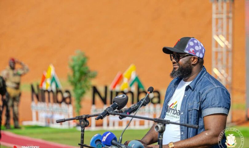 Il est des moments où les nations basculent dans une nouvelle ère, portée par la volonté ferme de leurs dirigeants et la compétence de ceux qui traduisent cette volonté en actions concrètes. La Guinée vit aujourd’hui l’un de ces moments historiques. Grâce à la détermination du Président Général Mamadi Doumbouya, la promesse d’une souveraineté minière, longtemps perçue comme un rêve lointain, s’est transformée en une réalité éclatante. Et à l’avant-garde de cette transformation, une figure incarne la rigueur, la fidélité et l’efficacité : le Ministre Djiba Diakité.De la vision présidentielle à la matérialisation d’un rêve national Sous la direction du Chef de l’État, la Guinée a su rompre avec des décennies de dépendance et d’inertie. Le projet Simandou, symbole de l’ambition nationale, avance à une vitesse historique. Ce qui n’était autrefois qu’une promesse est devenu un modèle africain d’intégrité et de performance. Rails posés, trains opérationnels, navires prêts à l’export : le rêve est devenu palpable. Le Président Doumbouya a fixé le cap — celui de la souveraineté économique et de la maîtrise nationale des ressources — et le Ministre Djiba Diakité a su lui donner vie avec méthode, discipline et loyauté. Ce duo incarne la symbiose parfaite entre la vision et l’exécution, entre le leadership stratégique et la volonté d’agir. La Nimba Mining Company : symbole d’une Guinée nouvelle La naissance de la Nimba Mining Company (NMC), le 5 août 2025, n’est pas un simple événement économique. C’est un acte de souveraineté. Moins de trois mois après sa création, cette première société minière 100 % guinéenne a réalisé, le 4 novembre 2025 à Kamsar, le premier chargement de 200 000 tonnes de bauxite d’une qualité exceptionnelle. Un exploit rendu possible par la vision présidentielle et par la méthode Djiba Diakité — fondée sur la rigueur, la planification et la transparence. Comme l’a souligné le Ministre : « Nimba Mining Company symbolise une nouvelle ère industrielle pour la Guinée. C’est la preuve que nous pouvons concevoir, diriger et exploiter nos ressources nous-mêmes, dans l’intérêt exclusif du peuple guinéen. » L’exécution exemplaire d’un bâtisseur silencieux Djiba Diakité n’est pas un homme de promesses, mais d’actions. Sous sa supervision, le Comité Stratégique de Simandou a su mobiliser les énergies, relever les défis administratifs, logistiques et techniques, et transformer les obstacles en réussites. Patrice L’Huillier, Directeur Général de NMC, le reconnaît : « Ce succès est la preuve qu’en Guinée, nous avons désormais les compétences, la volonté et l’efficacité nécessaires pour transformer nos richesses naturelles. » Cette réussite fulgurante en seulement deux mois illustre la méthode Diakité : anticiper, coordonner, exécuter. Les “15 km de documents” : symbole d’une conviction tenace « Si on mettait bout à bout tous les documents, cela ferait 15 km », disait un jour le ministre Djiba Diakité. Derrière cette image, c’est la persévérance et la foi dans l’action publique qui transparaissent. Là où d’autres voyaient de l’utopie, lui voyait un plan. Là où certains doutaient, lui préparait les rails. Aujourd’hui, ces “15 km de documents” se sont transformés en rails, trains et navires, concrétisant la victoire d’une conviction sur le scepticisme. Une Guinée souveraine et respectée Avec le lancement de NIMBA à Kamsar, la Guinée franchit une étape historique : elle contrôle désormais l’intégralité de sa chaîne de valeur minière. C’est plus qu’un succès technique, c’est une victoire politico-économique. La voix du Ministre Djiba Diakité résonne avec force : « Ce premier chargement symbolise la reprise en main de nos ressources et la montée en puissance d’un opérateur national crédible. » Cette souveraineté retrouvée trouve écho à l’international. La note B+ de Standard & Poor’s en est la preuve : la Guinée inspire désormais confiance, grâce à une gouvernance fondée sur la transparence et la performance. La marque d’une gouvernance lumineuse Sous la direction du Président Général Mamadi Doumbouya, la Guinée s’affirme avec une philosophie claire : L’honneur se mesure à la parole donnée ; La compétence prime sur les intrigues ; L’intérêt national surpasse les calculs partisans. Cette nouvelle gouvernance, à la fois ferme et visionnaire, est mise en œuvre par des hommes et des femmes d’action. Et parmi eux, Djiba Diakité s’impose comme le fidèle exécutant d’une ambition présidentielle sans compromis. Aux côtés de Djiba Diakité, le ministre Bouna Sylla se distingue comme un pilier inébranlable de la souveraineté minière guinéenne. Conseiller fiscal émérite de 2011 à 2021 au ministère des Mines et de la Géologie, puis président du conseil d’administration de la Compagnie du Transguinéen, il a su transformer chaque dossier en succès, chaque décision en progrès tangible. Nommé ministre des Mines et de la Géologie le 13 mars 2024, Bouna Sylla incarne l’excellence, la vision stratégique et le leadership éclairé. Grâce à son intelligence, sa rigueur et sa détermination sans faille, il symbolise une Guinée forte, capable de maîtriser ses ressources et de bâtir un avenir prospère pour son peuple. Sa présence est la garantie que la souveraineté minière de la Guinée n’est plus un rêve, mais une réalité éclatante, portée par des hommes de conviction et d’action. Une leçon d’histoire en train de s’écrire Lorsque les générations futures évoqueront cette décennie, elles retiendront que face aux doutes, la Guinée a bâti ; face aux moqueries, elle a réalisé. Les rails, les trains, les ports, les chargements : autant de preuves que la Guinée ne recule plus devant la difficulté. Elle avance, portée par une vision et des hommes de conviction. Le 4 novembre 2025 restera dans les annales comme le jour où la Guinée a confirmé sa maturité économique et sa souveraineté minière. Comme il l’avait annoncé, et guidée par la volonté céleste, la Guinée envoie ses premiers navires ce 11 novembre, marquant une étape historique dans la maîtrise de ses ressources et la concrétisation de sa souveraineté minière. Sous la vision du Président Général Mamadi Doumbouya et grâce à l’exécution rigoureuse du ministre Djiba Diakité et au leadership exemplaire et visionnaire du Ministre Bouna Sylla. Par Ibrahima Koné, Directeur Général du journal Horoya