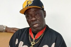 À 79 ans, la légende Bras Cassé refuse l’oubli : Un appel au Président de la République