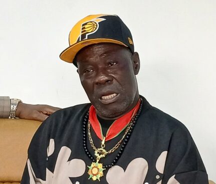 À 79 ans, la légende Bras Cassé refuse l’oubli : Un appel au Président de la République