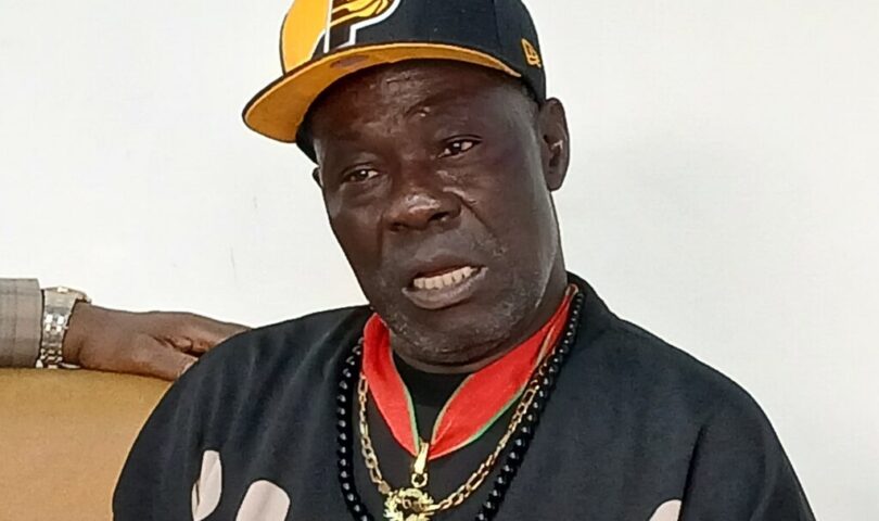 À 79 ans, la légende Bras Cassé refuse l’oubli : Un appel au Président de la République