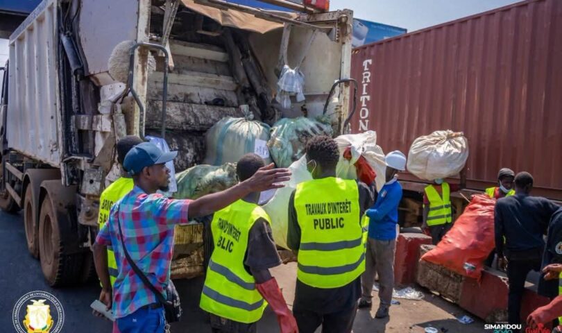 Guinée : pris en flagrant délit de dépôt d’ordures, des citoyens sanctionnés